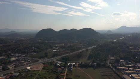 Drone-Aéreo-De-Hermosas-Montañas,-Naturaleza-Y-Espacio-Paisajístico-Del-Norte-De-Tailandia-En-Chiang-Rai,-Tailandia