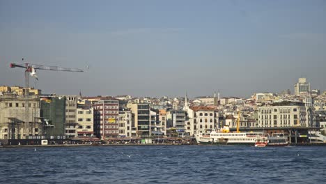 Vista-Al-Mar-Con-Barcos-Pasando-Por-El-Bósforo,-Estambul-Turkiye