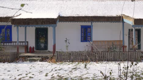 Altes-Haus-Mit-Blauer-Eingangstür-Und-Fenstern-Aus-Dem-19.-Jahrhundert-Im-Winter