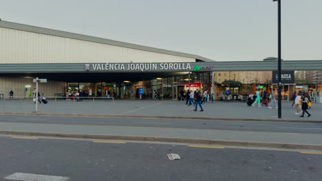 Haupteingang-Des-Renfe-Ave-Bahnhofs-Von-Joaquin-Sorolla-Mit-Menschen,-Die-Bei-Sonnenuntergang-Spazieren-Gehen