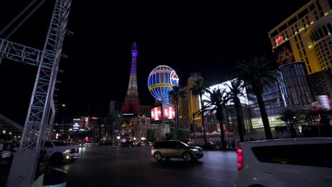 Paris-Las-Vegas-Hotel-And-Casino-Por-La-Noche-En-Las-Vegas-Strip-En-Nevada,-EE.UU.