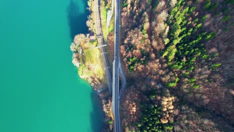 Diese-Atemberaubende-Luftaufnahme-Des-Vierwaldstättersees-In-Der-Schweiz-Fängt-Die-Schönheit-Dieses-Ikonischen-Reiseziels-Ein