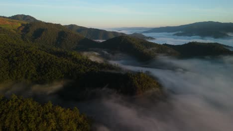 Mar-De-Niebla-En-El-Valle,-Montañas-De-Bosques-De-Pinos-Siempre-Verdes-Que-Alcanzan-Su-Punto-Máximo-A-Través-De-Las-Nubes,-Mar-De-Niebla-En-El-Norte-De-Tailandia,-Sudeste-Asiático