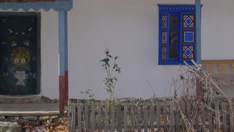 Casa-Antigua-Con-Puerta-De-Entrada-Azul-Y-Ventanas-Del-Siglo-XIX-En-Invierno