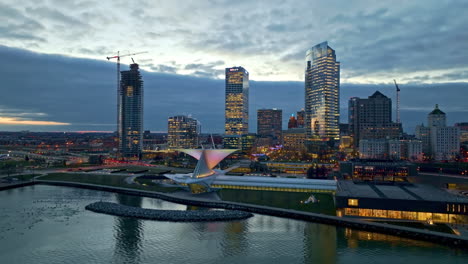 Static-drone-shot-in-front-of-the-Milwaukee-lakefront-skyline,-colorful-dusk-in-USA
