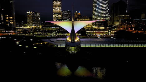 Drohnenschuss,-Der-Sich-Vom-Nächtlich-Beleuchteten-Milwaukee-Art-Museum-Weg-Neigt,-Dämmerung-In-Den-USA