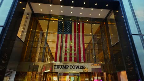 Eine-Aufnahme-Aus-Einem-Niedrigen-Winkel-Mit-Blick-Auf-Den-Eingang-Des-Trump-Tower-In-Der-5th-Avenue-In-New-York-City-An-Einem-Bewölkten-Tag,-Während-Sich-Der-Himmel-Auf-Der-Glasfassade-Spiegelt