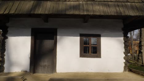 Altes-Holzhaus-Mit-Brauner-Tür-Und-Fenster-Aus-Dem-19.-Jahrhundert