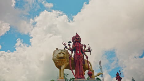 Alta-Estatua-De-La-Diosa-Shiva-Con-Un-León-Dorado.