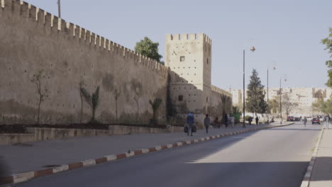 Establecido-De-Gente-Caminando-Por-La-Capital-De-Marruecos-Durante-Un-Día-Soleado