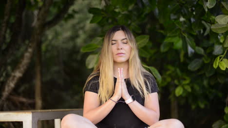 Meditation,-Frau-Betet-Und-übt-Achtsamkeit