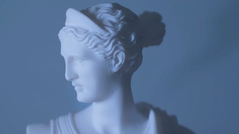 Rotierende-Statue-Des-Griechischen-Gottes-Artemis-In-Warmem-Licht