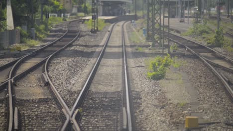 Blick-Des-Zugführers-Auf-Die-Annäherung-An-Einen-Bahnhof,-Wartende-Menschen,-Sonniger-Tag