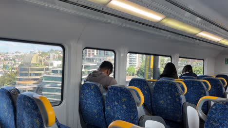 Passagiere-Sitzen-Am-Fenster-In-Einem-Nicht-überfüllten-Zug,-Der-Auf-Der-Sydney-Harbour-Bridge-In-Australien-Fährt