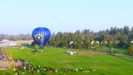 Blauer-Heißluftballon-Startet-Beim-Balloons-Over-Bend-Event-In-Bend,-Oregon