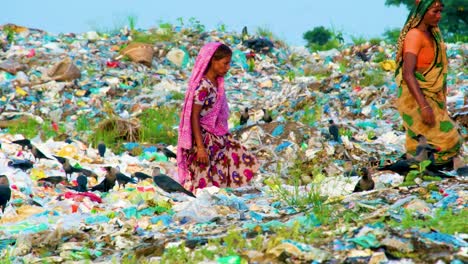 Südasiatische-Frauen,-Die-Auf-Giftdeponien-Arbeiten,-Krähen-Auf-Mülldeponien