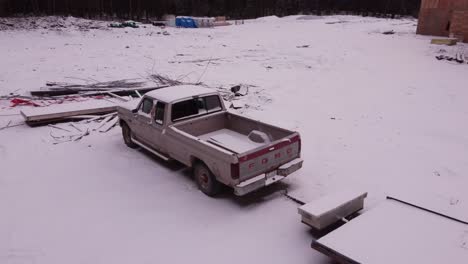 Vintage-truck-with-trailer-in-snow