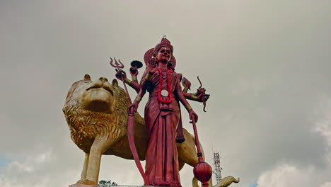 Alta-Estatua-De-La-Diosa-Shiva-Con-Un-León-Dorado.
