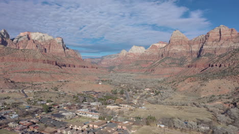Springdale-town-and-colorful-mountains-near-Zion-National-Park,-Utah,-USA