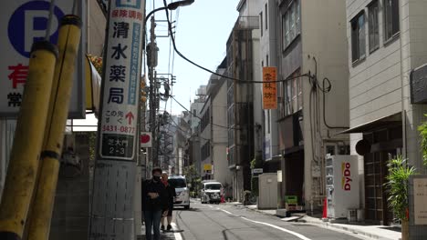 Die-Tokyo-Side-Street-Ist-Eine-Mischung-Aus-Tradition-Und-Innovation,-In-Der-Vergangenheit-Und-Gegenwart-Im-Herzen-Der-Geschäftigen-Metropole-Japans-Koexistieren