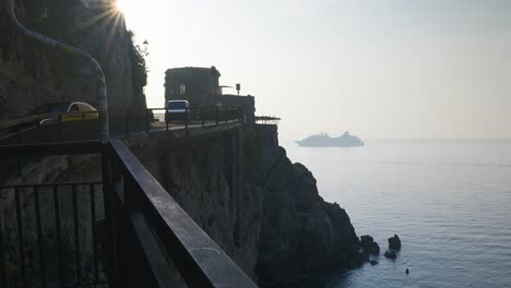 Verkehr,-Der-Bei-Sonnenaufgang-Auf-Einer-Kleinen-Klippenstraße-Vorbeifährt-|-Amalfiküste-Italien-Reisetourismus-Sonnenaufgang-Klippenküste,-Europa,-Wandern,-4k