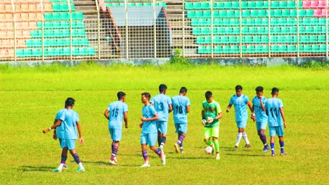 Práctica-Del-Equipo-De-Fútbol-Juvenil-En-Un-Vibrante-Y-Soleado-Campo-Verde-En-Bangladesh