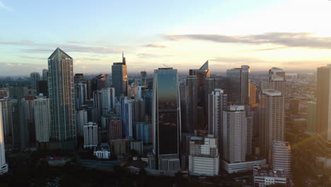 Drohne-Fliegt-Vor-Der-Skyline-Von-Makati,-Lebhafter-Abend-In-Manila,-Philippinen