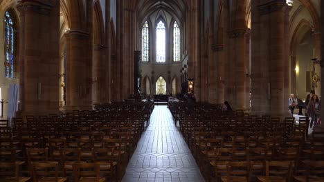 Das-Innere-Der-St.-Martin-Kirche-Ist-Prachtvoll-Mit-Feinen-Schnitzereien-An-Der-Kuppel-Und-Einem-Wunderbar-Verzierten-Altar