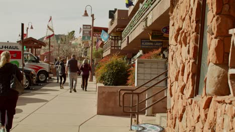 Downton-Sedona,-Arizona,-Con-Compradores-Caminando-Por-La-Acera-Con-Un-Plano-Medio-Estable