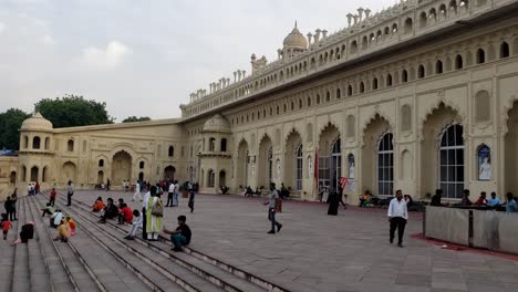 Videoaufnahme-Von-Bara-Imamabada-Oder-Asafi-Imambada,-Einem-Historischen-Denkmal-Von-Lucknow-–-Der-Stadt-Nawab