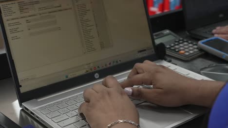 Mujer-Latina-Trabajando-Escribiendo-Con-Las-Manos-En-Una-Computadora-En-Su-Escritorio-De-Oficina