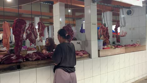 Carne-Y-Carne-Cruda-Fresca-En-Exhibición-En-Un-Mercado-Tradicional
