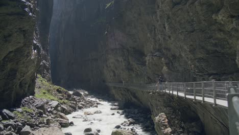 Wanderweg-Eines-Touristenpaares-In-Einer-Wunderschönen-Höhle-|-Grindelwald-Schweiz-Höhle-Im-Gletschercanyon,-Europa,-4k