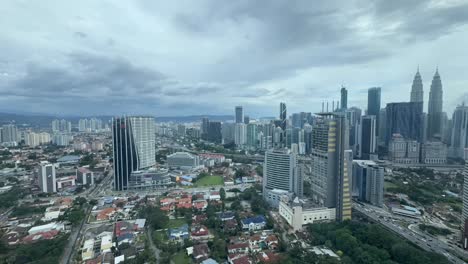 Kuala-Lumpur-Malasia-Ciudad-Lapso-De-Tiempo-Horizonte-Día-Torres-Gemelas-Petronas