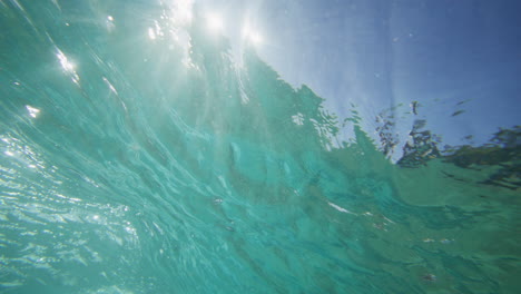 Surfer-Reitet-Welle-Von-Unten-In-Kristallklarem-Wasser