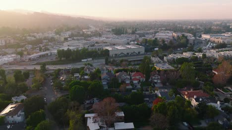 Drone-Volando-Sobre-Escenarios-De-Sonido-En-Cbs-Radford-Studios-En-Los-Angeles,-California,-En-Un-Día-Soleado