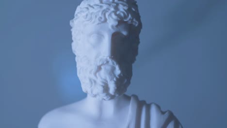 Rotierende-Statue-Des-Griechischen-Gottes-Zeus-In-Warmem-Licht