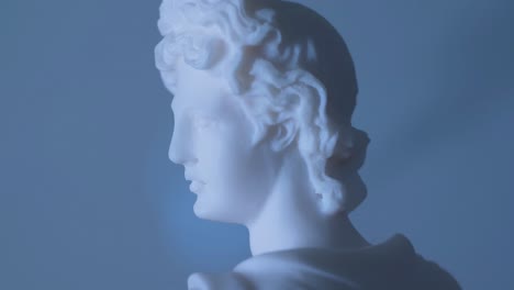Rotierende-Statue-Des-Griechischen-Gottes-Hermes-In-Warmem-Licht