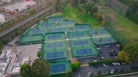 Luftdrohnenaufnahmen-Von-Tennisplätzen-Im-Country-Club,-Erholungsgebiet-Studio-City-Los-Angeles,-Vom-Himmel-Aus-Gesehen