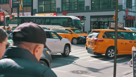 New-Yorker-Straßenszene-Mit-Menschenmassen,-Die-In-Zeitlupe-Durch-Midtown-Manhattan-Laufen