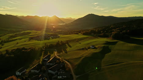 Wunderschöne-Luftaufnahme-Der-Sonnenstrahlen-über-Dem-Berg-In-Einem-Riesigen-Grünen-Feld