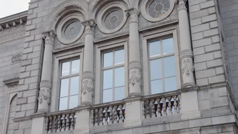 Detail-Gregorian-architecture-of-National-Gallery,-columns-and-windows