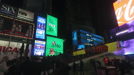 POV-Aufnahme,-Wie-Man-Am-Times-Square-An-Menschen-Vorbeifährt,-Nachts-In-Manhattan,-New-York