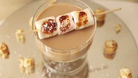 Ein-Süßer-Kaffeecocktail-Mit-Verkohlten-Marshmellows-Und-Karamellisiertem-Popcorn