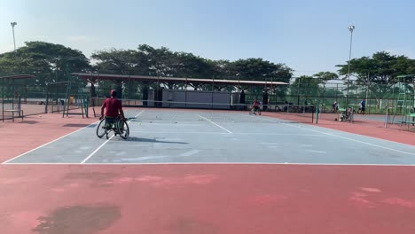 Totale-Aufnahme-Eines-Indonesiers,-Der-Rollstuhltennis-Spielt