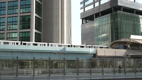 Yurikamome-Monorraíl-Sky-Train-Llegando-A-La-Estación-Shimbashi-En-El-Barrio-De-Minato,-Tokio