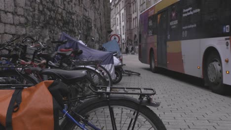 Überfüllter-Fahrradständer-In-Der-Innenstadt-In-Der-Nähe-Eines-Vorbeifahrenden-Busses-In-Tübingen,-Deutschland