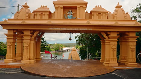 Wide-shot-Ganga-Talao-Hindu-temple,-Mauritius-island