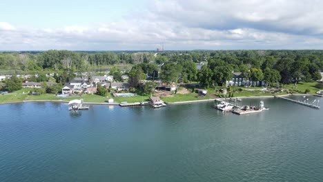Typische-Amerikanische-Häuser-Entlang-Des-Detroit-River-Auf-Der-Insel-Grosse-Ile,-Michigan,-USA
