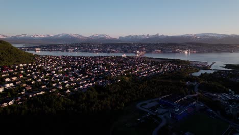 Luftaufnahme-Der-Mitternachtssonne-Von-Tromso-über-Der-Stadt